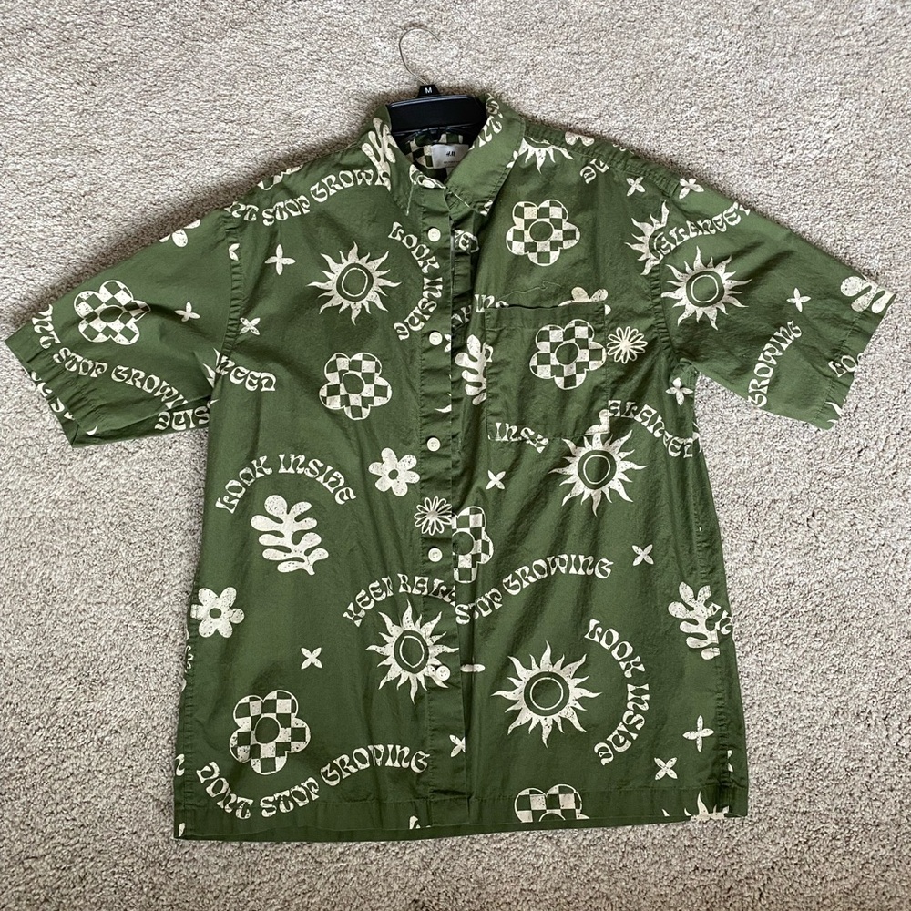 H&M Men’s Button-Up Size Small Relaxed Fit Green Funky Design With White Buttons